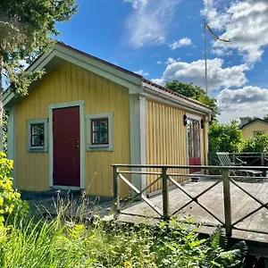 Gaesthus Med Utsikt Oever Drottningholms Slott , Drottningholm Schweden